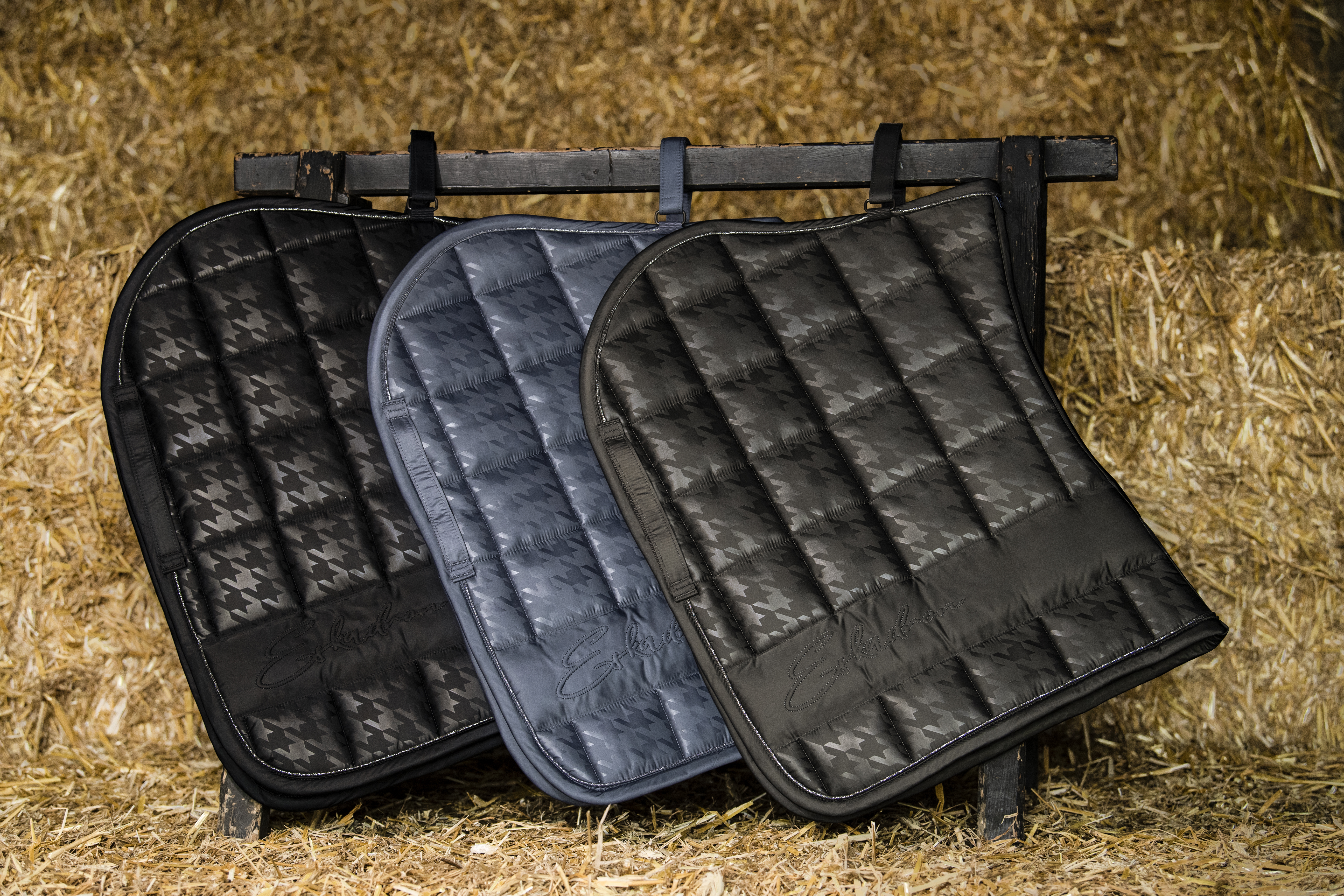 Eskadron Schabracke Big Square Glossy hndst.Ess.AW22 Eskadron Schabracke Big Square Glossy hndst.Ess.AW22